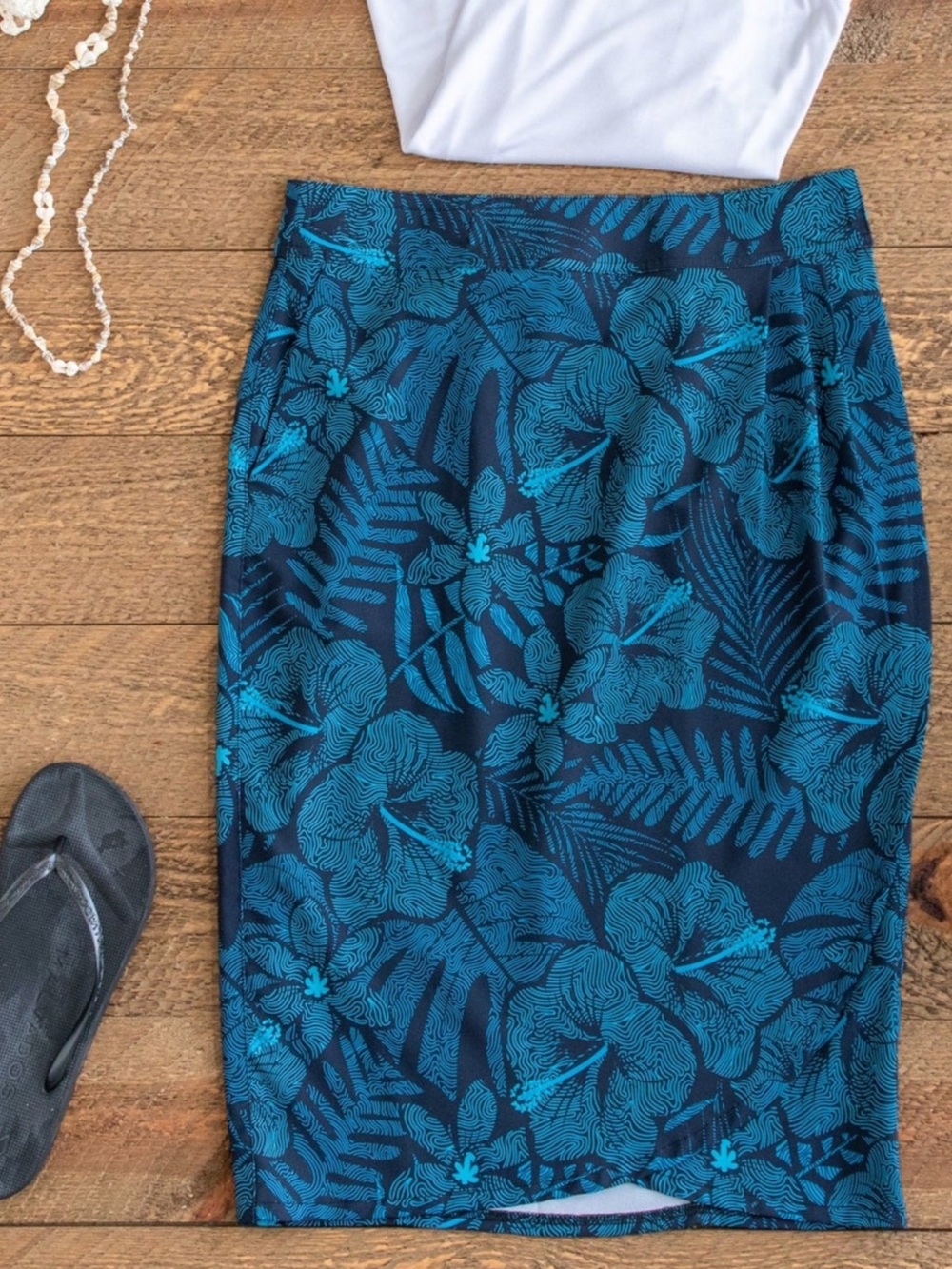Rip Skirt Maui Moonlight Length 3. Women's size XL